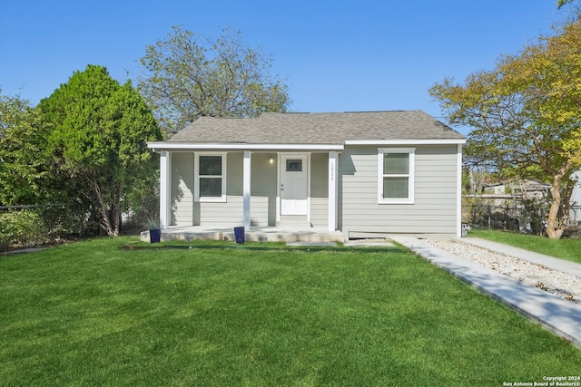 view of front of property featuring a front yard and covered porch