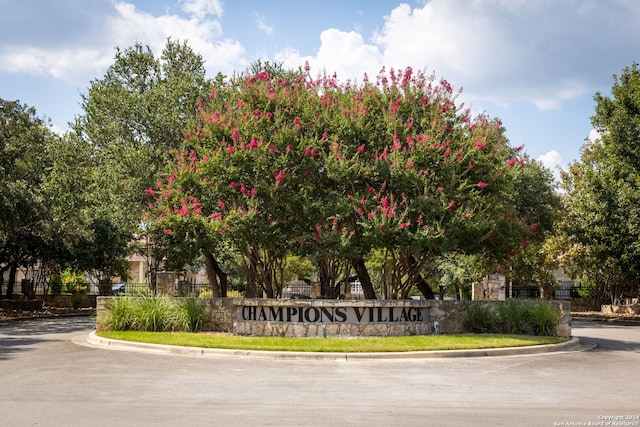 view of community / neighborhood sign