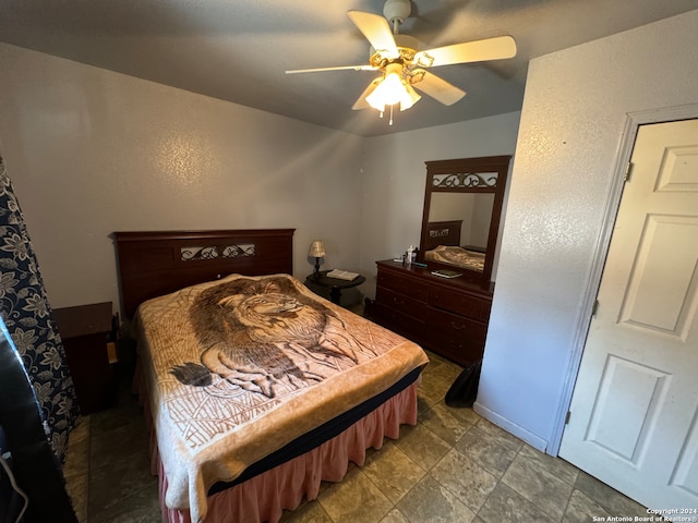 bedroom with ceiling fan