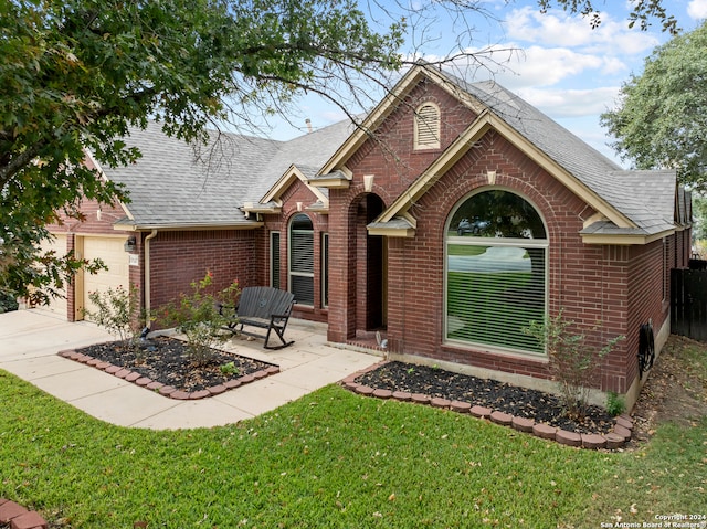 view of front facade with a front lawn