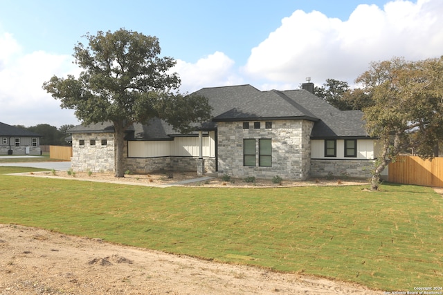 view of front facade with a front lawn