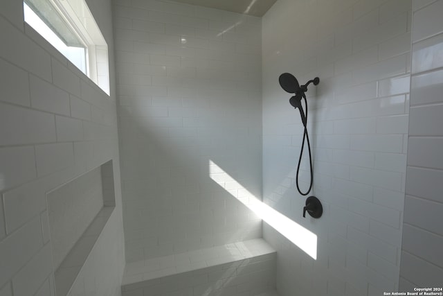 room details featuring tiled shower