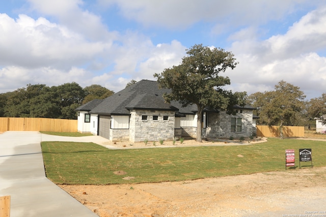 view of front of home featuring a front lawn