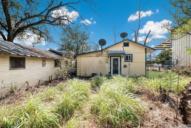 522 Ave B, Poteet, TX 78065 - rear view of house with fence