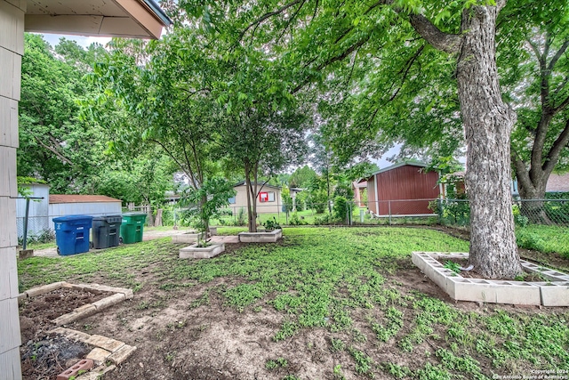 view of yard featuring an outbuilding