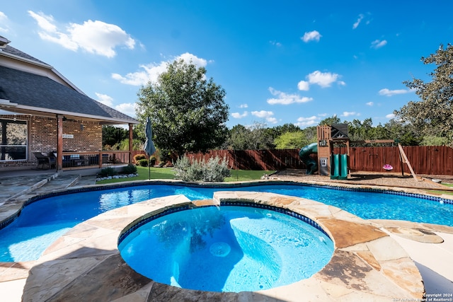 view of swimming pool with an in ground hot tub and a patio area