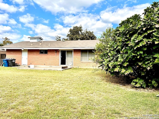 view of front of property with a front lawn