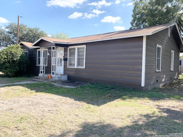 view of front of house featuring a front yard