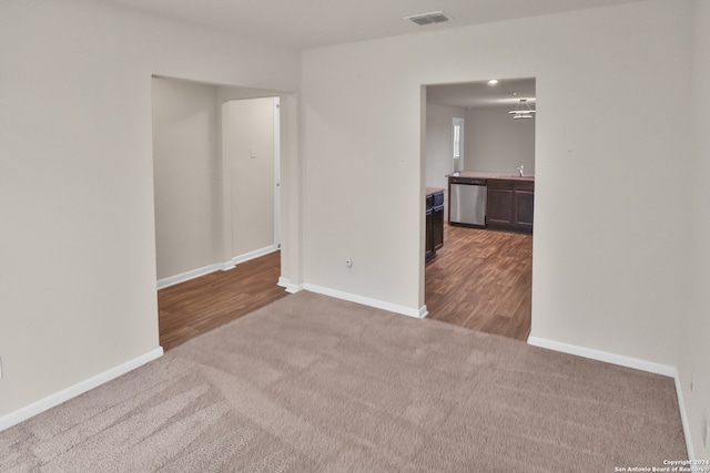 empty room featuring a chandelier, light hardwood / wood-style flooring, and sink