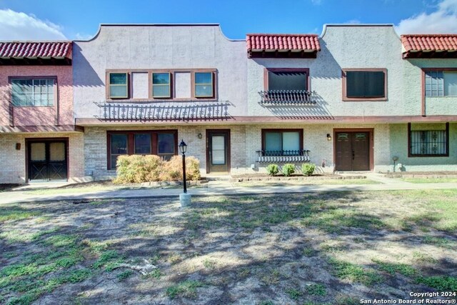 6810 Crown Rdg, San Antonio, TX 78239 - townhome / multi-family property with brick siding, a tiled roof, and stucco siding