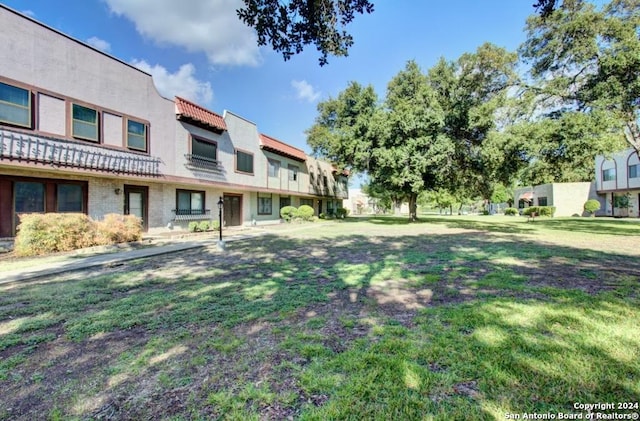 6810 Crown Rdg, San Antonio, TX 78239 - view of green lawn
