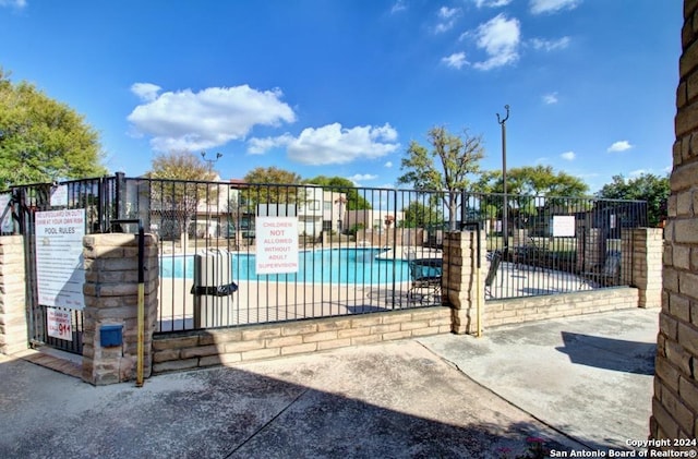 6810 Crown Rdg, San Antonio, TX 78239 - gate with fence and a community pool