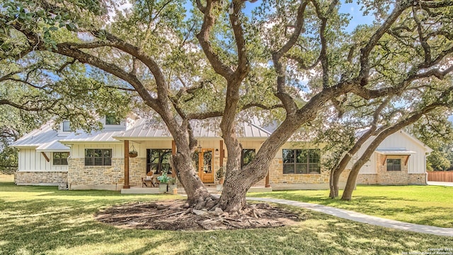 view of front of home featuring a front lawn