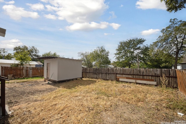 view of yard with a storage shed