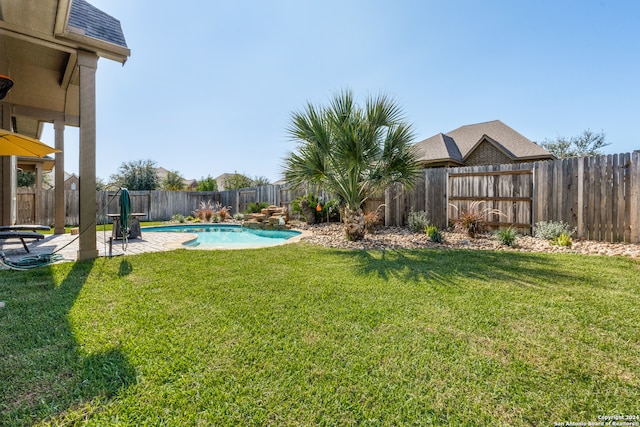 view of yard featuring a fenced in pool