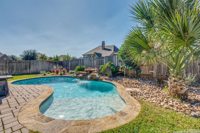 view of pool with pool water feature