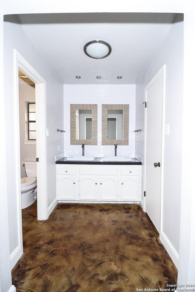 7227 Trace Buckle, San Antonio, TX 78240 - full bath featuring toilet, baseboards, and double vanity