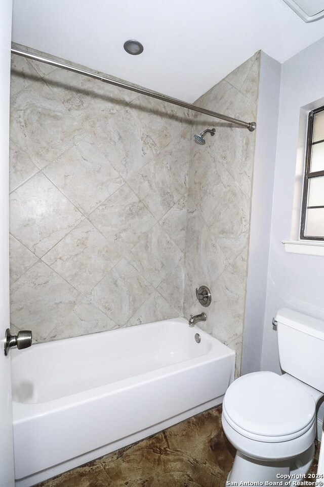 7227 Trace Buckle, San Antonio, TX 78240 - bathroom with toilet and bathing tub / shower combination