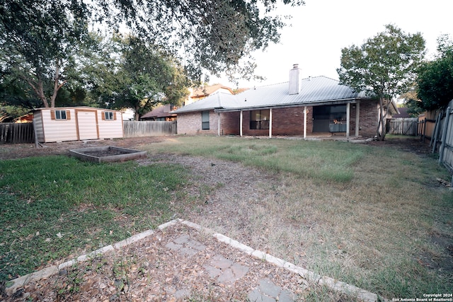 view of yard featuring a storage shed