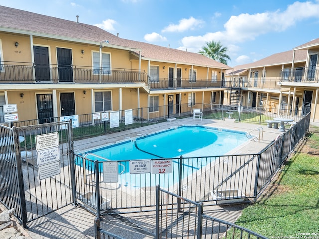 Listing photo 2 for 911 Vance Jackson Rd Apt D, San Antonio TX 78201