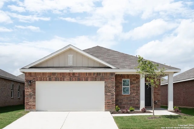 view of front of house featuring a front lawn and a garage