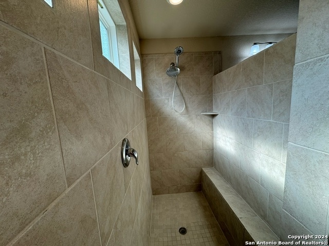 bathroom featuring a tile shower