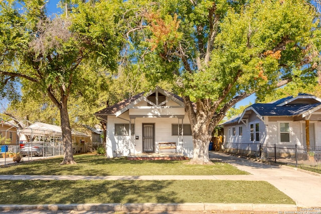 view of front facade featuring a front lawn