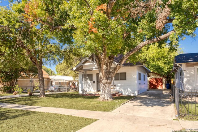 view of front facade featuring a front yard