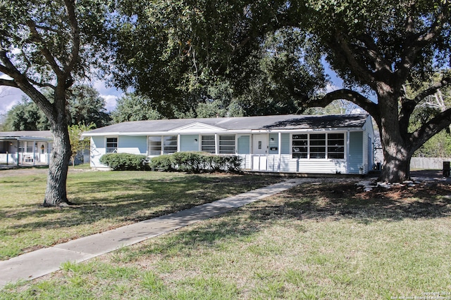 ranch-style house featuring a front yard