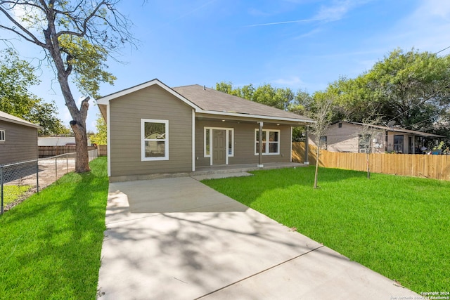 view of front of property featuring a front yard