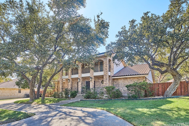 view of front of house with a front lawn