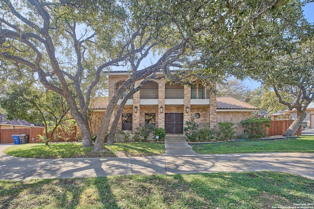 view of front facade featuring a front yard