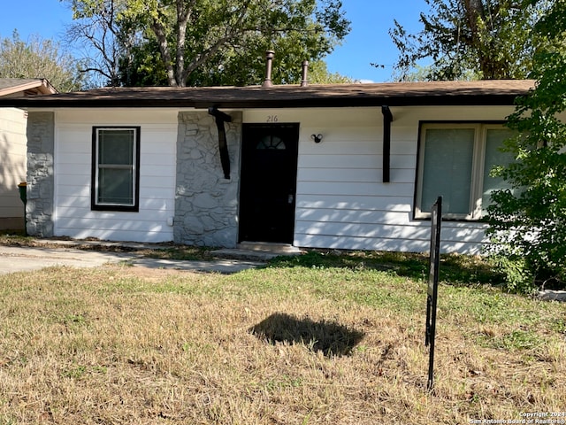 ranch-style house featuring a front lawn