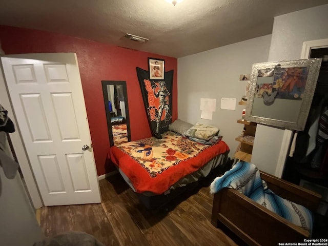 341 Avondale Ave, San Antonio, TX 78223 - bedroom featuring wood finished floors and a textured ceiling