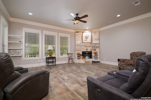 living room with ceiling fan, light hardwood / wood-style floors, and crown molding