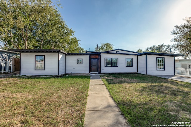 single story home with a front lawn