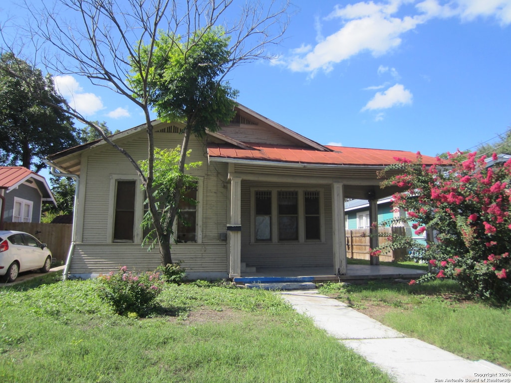 view of front facade featuring a front lawn