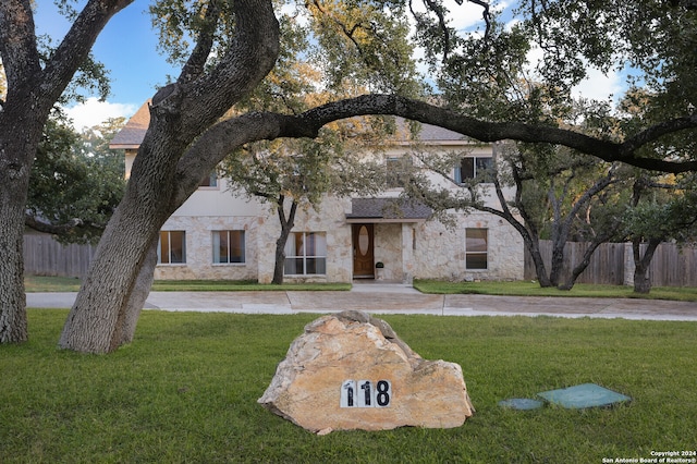 view of front of property with a front lawn