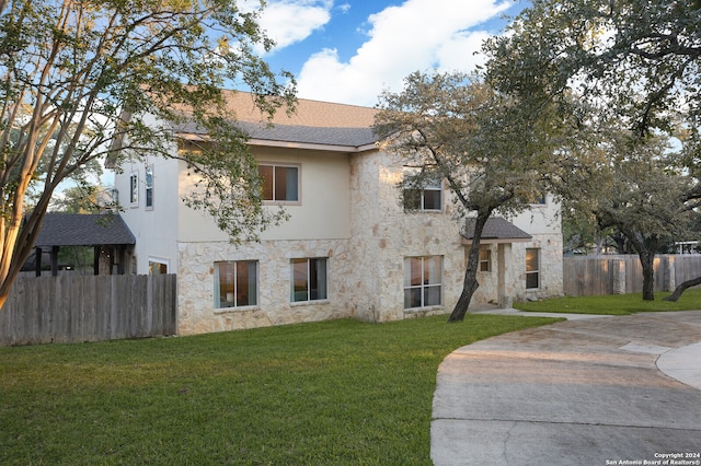 view of front facade featuring a front lawn