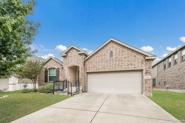 view of front of home featuring a garage and a front yard