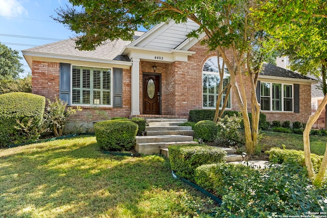 view of front of home featuring a front lawn