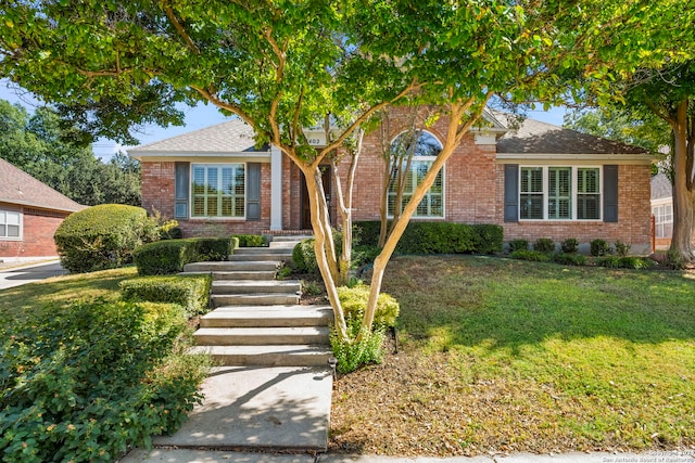 view of front of house featuring a front lawn