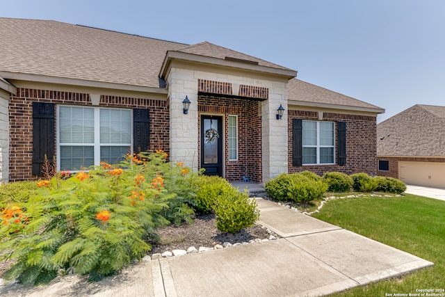 view of front of property featuring a front lawn