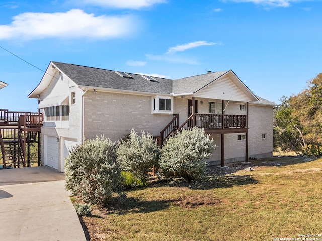 view of front facade featuring a garage and a front yard