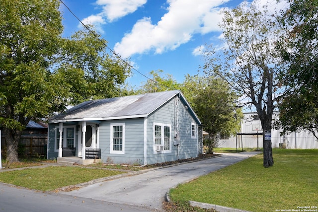 view of front of property featuring a front lawn