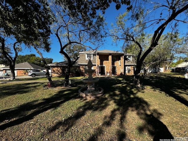 view of front of property featuring a front lawn