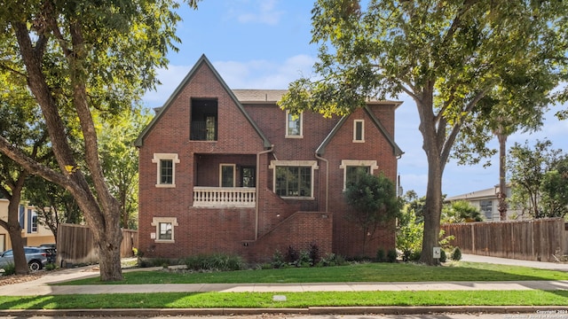 view of front of home featuring a front yard