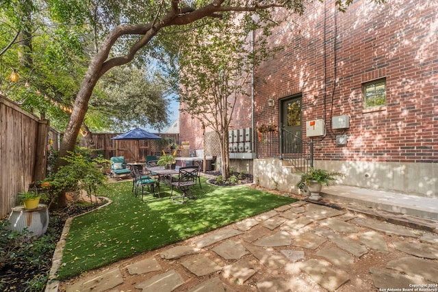 view of yard featuring a patio