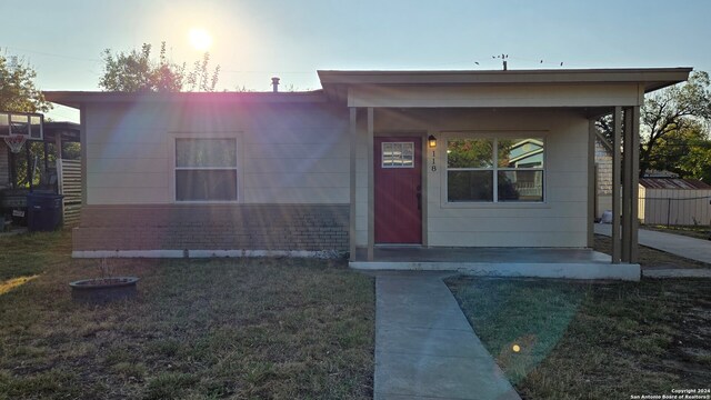 view of front facade with a front lawn