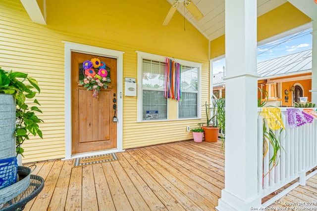 entrance to property featuring ceiling fan